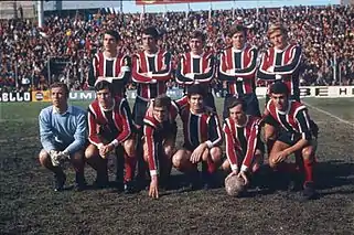 El equipo de Chacarita en la cancha.