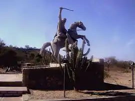 Monumento ecuestre a El Chacho, emplazado a la vera de la 79 en su paso por Olta, La Rioja.