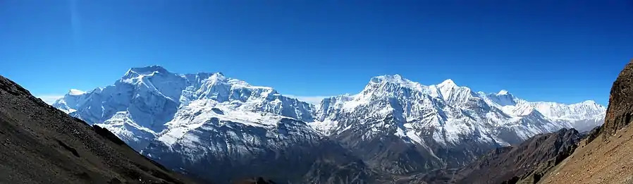 El macizo del Annapurna visto desde el noreste. De izquierda a derecha: Annapurna II y IV (muy próximos entre sí); el collado principal; el Annapurna III y el Gangapurna; y el Annapurna I al fondo a la derecha.