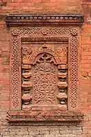 Arabesco de terracota en la pared de la mezquita Khania Dighi, Gauda, ​​siglo XV