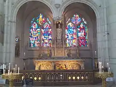 Capilla dedicada a San Nicolás situada en la nave sur. la vidriera del extremo izquierdo representa a  Jean de Joinville, senescal de san Luis. Por encima, una representación del brazo relicario que contiene la falange de san Nicolás.