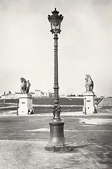 En 1878, los jinetes galos y romanos ya estaban presentes, pero la colina de Chaillot todavía no está ocupada por el palacio del Trocadero.