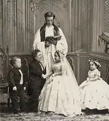 Foto de la ceremonia de boda (de izq. a der.): George Washington Morrison Nutt (1844-1881), Charles Sherwood Stratton (1838-1883), Lavinia Warren Stratton (1841-1919) y Minnie Warren (1849-1878)