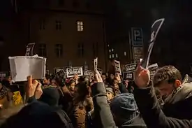 Manifestación en Praga frente a embajada de Francia.