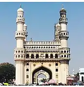 Charminar (1591) en la Ciudad Vieja de Hyderabad, según la leyenda, fue construido por Muhammad Quli Qutb Shah para conmemorar el final de una plaga que asolaba la ciudad