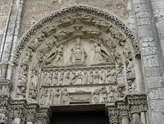 Tímpano: (de arriba abajo) la Virgen entronizada; la presentación de Jesús en el templo; la Anunciación, Visitación y Natividad