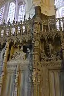 Déporation du Christ sobre un transparente (claire-voie) encuadrado por pilastras y arabescos (catedral de Chartres).