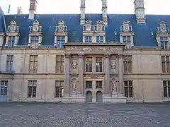 Château d'Écouen de Jean Bullant (1538-1555), fachada interior del ala sur