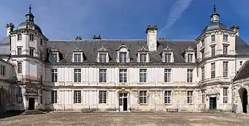 Torres en esquina en el gran patio del château Tanlay