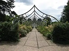 Pérgola en el jardín.