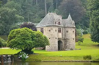 El «Châtelet» de entrada  al castillo y arboleda del parque