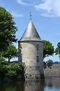 Torre en la parte delantera del parque con vista al foso.