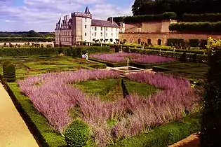 Vista del castillo junto a uno de los jardines de Villandry.