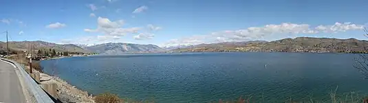 El lago visto desde la orilla sur desde la United States Highway 97.