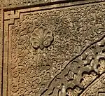 Motivos arabescos y una imagen de palmeta tallada en la enjuta de la puerta merínida en Chellah, Rabat