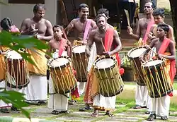 Intérpretes de chenda, instrumento de percusión usado en la música en vivo.