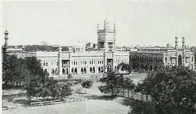 Palacio Chepauk ( terminado en 1768), en la actual Chennai (Madrás),  considerado el primer edificio indo-sarraceno