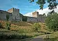 El castillo fotografiado desde un sendero en el valle del Wye.