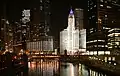 Vista nocturna a lo largo del Río Chicago