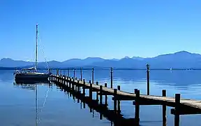 Vista del lago Chiem con los Alpes al fondo