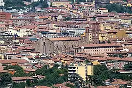 Vista frontal, en el que se claramente como el hastial de la fachada supera la altura de las naves laterales
