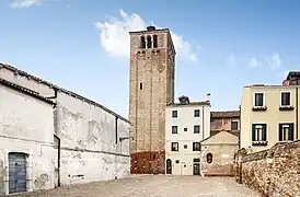 Campanario del siglo XIII.
