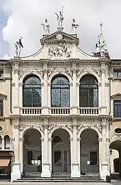 La fachada de la Iglesia de San Vicente con la logia del Palazzo del Monte di Pietà.