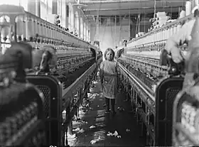 «Una pequeña hiladora en la factoría Mollohan Mills, Newberry, Carolina del Sur» (1908).