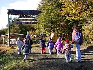 Grupo de escolares entrando al Parque etnobotánico Omora.