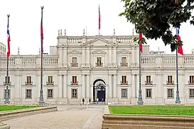 Palacio de la Moneda, diseñado por Joaquín Toesca y terminado en 1805 durante el fin de la colonia, es un antecedente inmediato del estilo neoclásico, que se haría común en los albores de la joven república chilena.