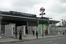 Exterior de la estación La Cisterna en Línea 2.