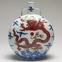 Termo con esmalte bajo cubierta azul y rojo, una técnica difícil, reinado Qianlong, 1736-1795