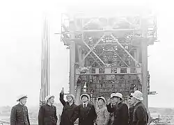 Ingenieros chinos y soviéticos en la construcción del puente.
