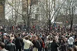 Manifestantes ubicados al frente de la Oficina Presidencial