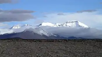 Ngozumpa Kang I genau in der Bildmitte, rechts Cho Oyu, links Gyachung Kang