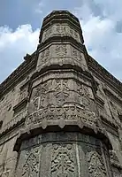 Torre esquinera con arabescos en la mezquita Choto Sona, finales del siglo XV y principios del XVI