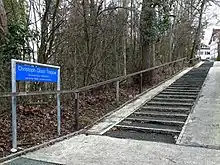 Christoph Gloor (1936–2017) Karikaturist, Maler, Zeichner und Bildhauer. Christoph Gloor-Treppe (früher Linden-Treppe) in Birsfelden. Standort: 47°33'06.4"N 7°37'34.6"E 47.551778, 7.626278