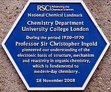 Placa de la Royal Society of Chemistry en el Departamento de Química del University College de Londres, en recuerdo del trabajo desarrollado por Sir Christopher Ingold (instalada en 2008)