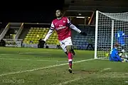 El jugador británico Chuba Akpom celebra el gol corriendo hacia el córner con el Arsenal F. C.