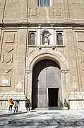Fachada y puerta de acceso