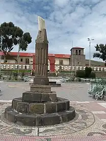 En frente de la Iglesia de Santo Domingo de Chucuito