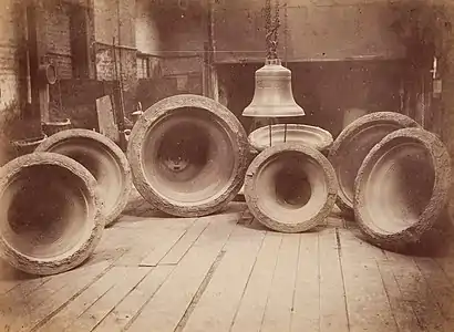 Campanas de iglesia en el taller de Whitechapel Bell Foundry, c. 1880