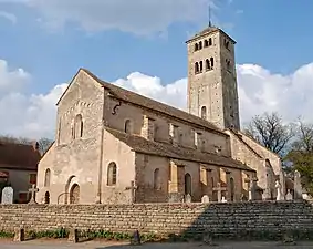 Al igual que Cluny II, el campanario de la iglesia de Saint-Martin de Chapaize (siglo XI) se encuentra sobre el crucero, una disposición que se convertirá en la regla casi absoluta de todas las iglesias románicas de la región.