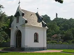 Iglesia cerca de la colina del castillo.