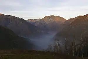 Val Pogallo, Cicogna y Monte Zeda (centro), visto desde la carretera a Ompio.