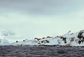 Refugio naval Capitán Cobbett (izquierda) junto a la Base Primavera