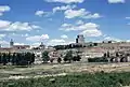 Vista panorámica de Ciudad Rodrigo en la que puede observarse parte de su muralla, el Castillo de Enrique II, su catedral y otros monumentos en una instantánea en color de agosto de 1967