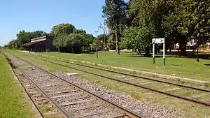 Vista de la estación y su cartel de la ciudad