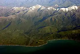 Desembocadura del río Clarence frente a la cordillera Kaikōura