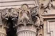 El águila de Clary se mezcla con hojas de laurel en este capitel compuesto del Hôtel de Clary (también conocido como el hotel de piedra).